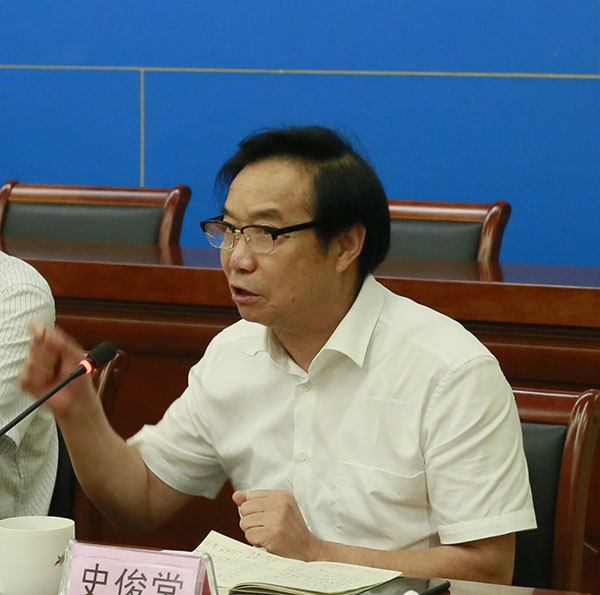 宜兴市陶瓷行业协会会长史俊棠丁蜀镇镇长储鑫宜兴市委书记沈建这是一