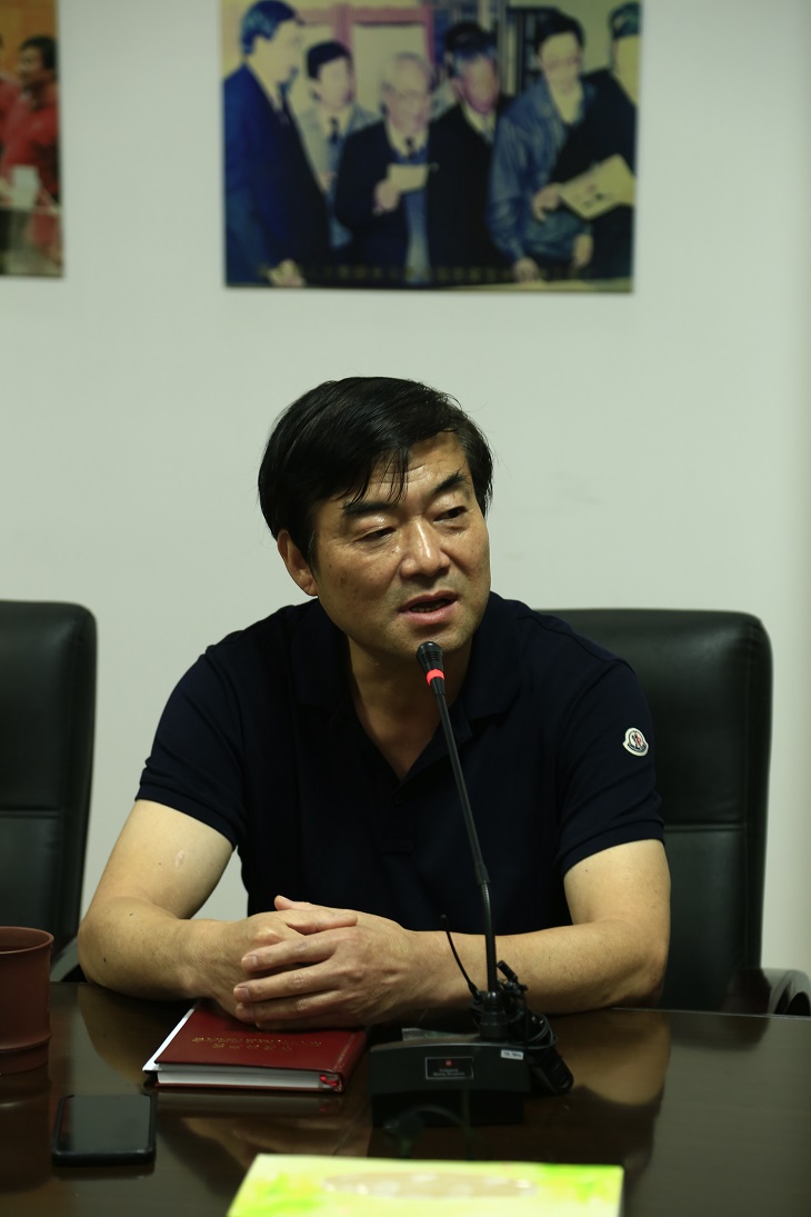 "于江苏省宜兴紫砂工艺厂召开,参加座谈会的有中国工艺美术大师鲍志强