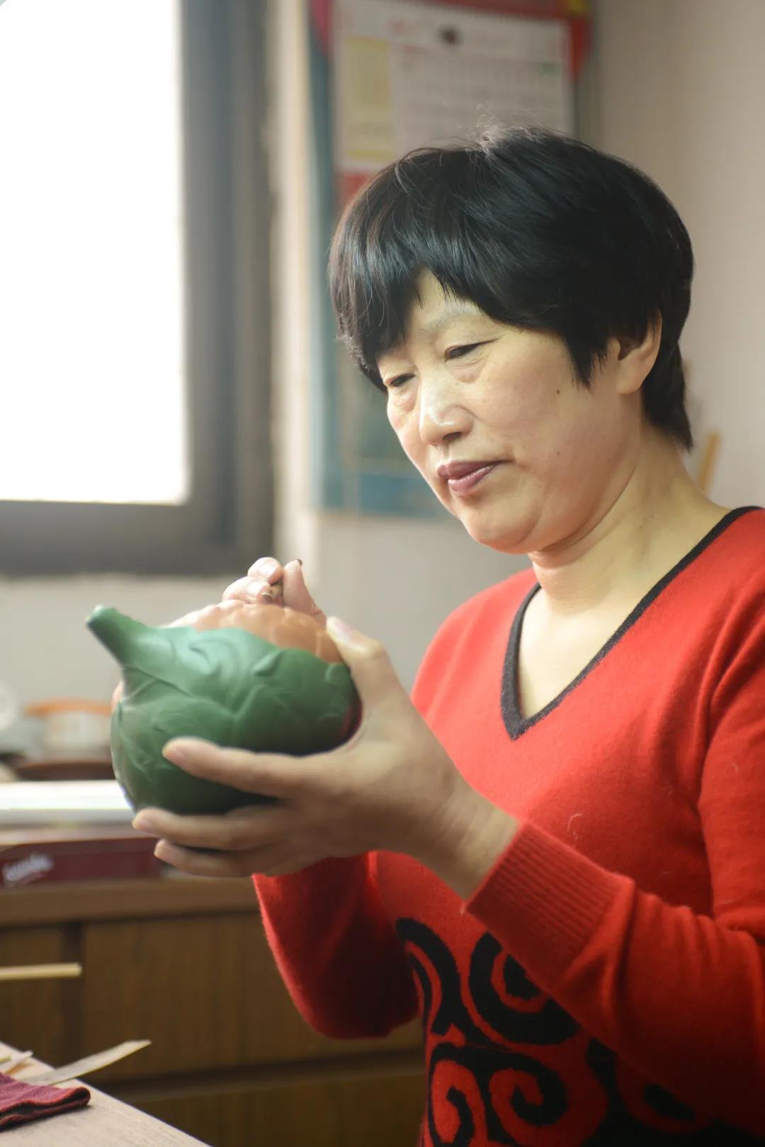 蒋艺华丨因缘入器,繁花似锦_新闻中心_江苏省宜兴紫砂工艺厂